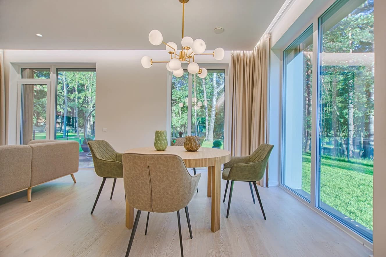 Dining area with panoramic glazing and access to the garden