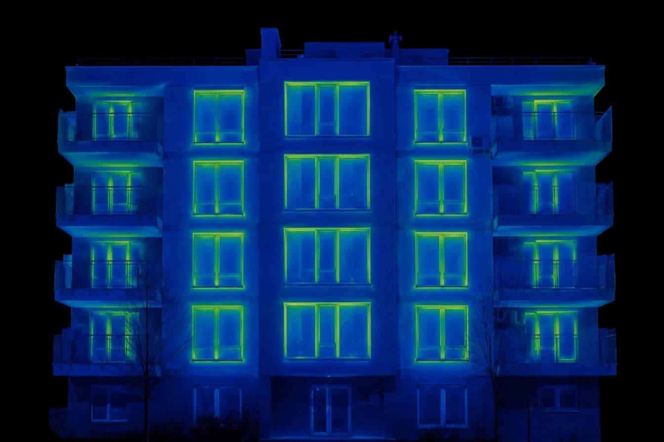 Wärmebild eines Hauses mit EKIPAZH-Fenstern